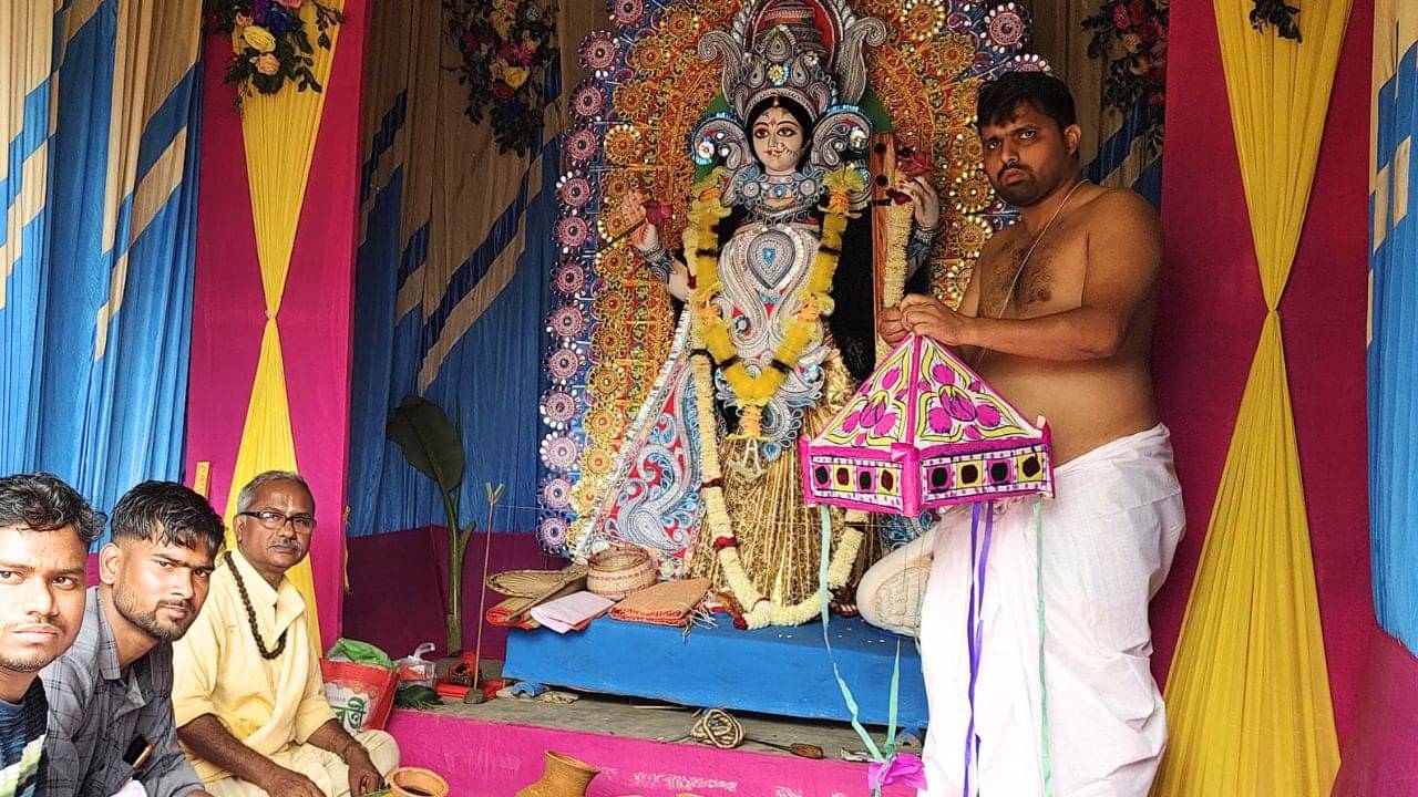 Saraswati Puja: রইল পুজো! মণ্ডপ ছেড়েই পালালেন খোদ ঠাকুর মশায়, TMC আর BJP-র এমন কাজিয়া দেখেনি কেউ