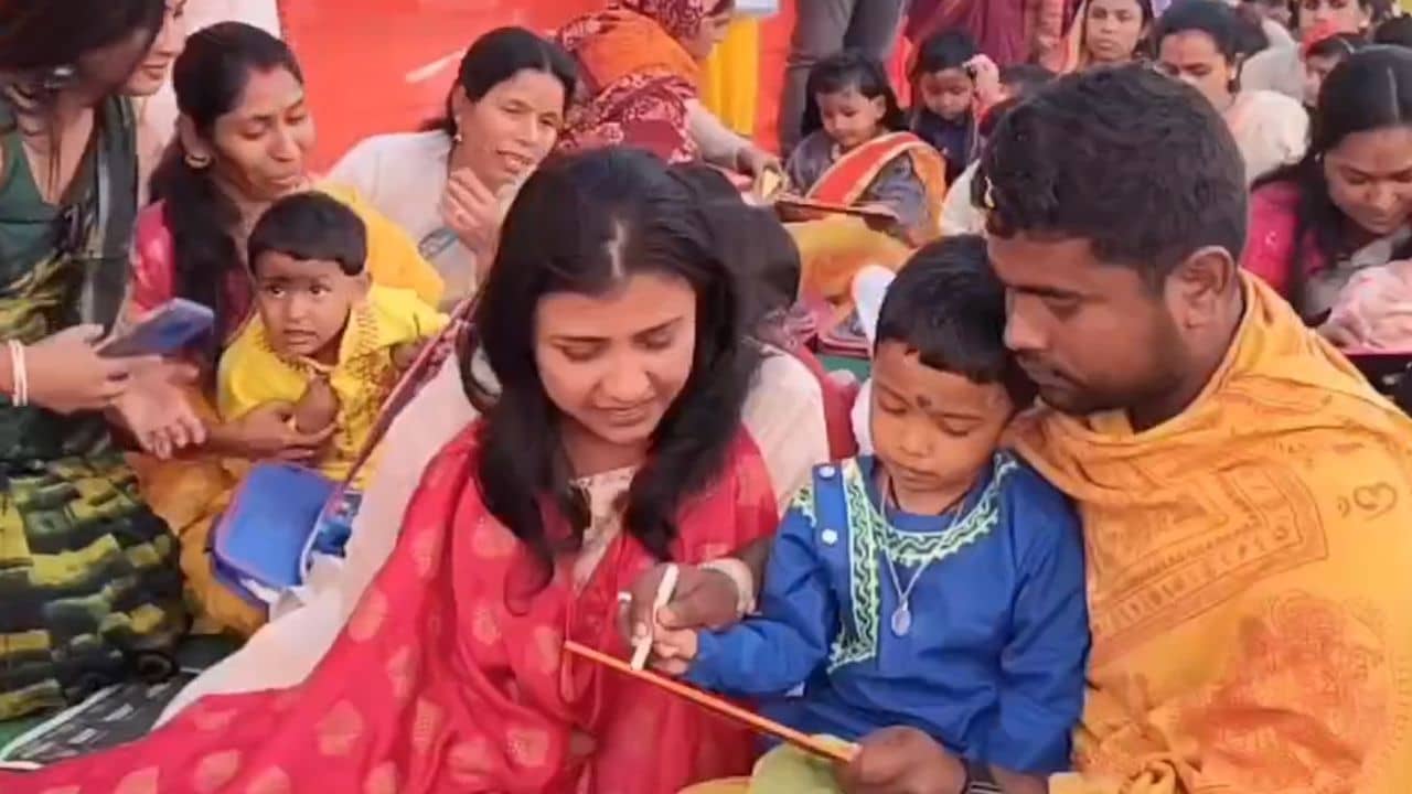 Saraswati Puja: মন্ত্র উচ্চারণ করে হাতেখড়ি হল রুকসানা, হিয়া পার্ভিন, আহান কবিরদের, সরস্বতী পুজোর এক অন্য ছবি