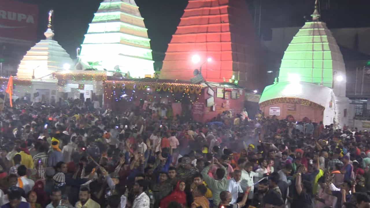 Shivratri: আসানসোলের শিব মন্দিরে গিয়ে এই কাজ করলেই নাকি এড়ানো যাবে ডিভোর্স! একেবারে গ্যারান্টি Shivratri: আসানসোলের শিব মন্দিরে গিয়ে এই কাজ করলেই নাকি এড়ানো যাবে ডিভোর্স! একেবারে গ্যারান্টি