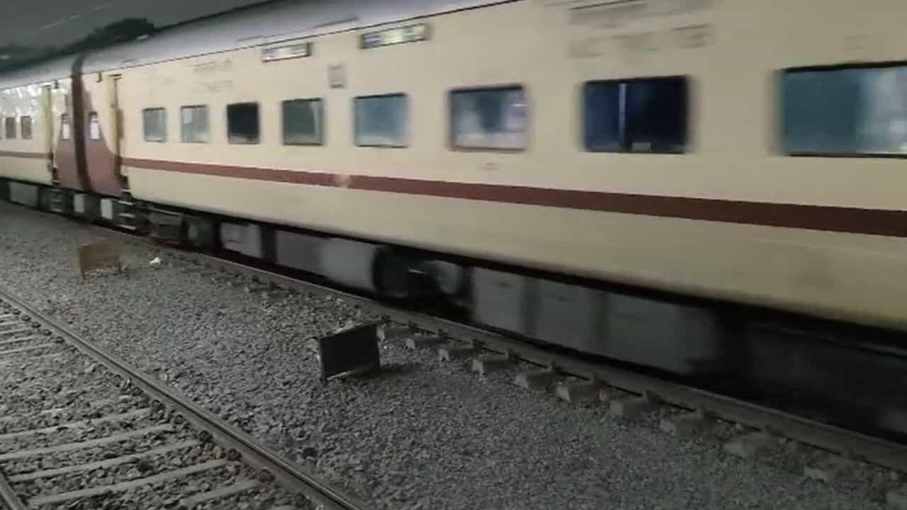 Train Accident: শিবরাত্রিতে সোদপুর স্টেশনে মর্মান্তিক ঘটনা, লোকাল ট্রেনের ধাক্কায় মৃত্যু দুই মহিলার Train Accident: শিবরাত্রিতে সোদপুর স্টেশনে মর্মান্তিক ঘটনা, লোকাল ট্রেনের ধাক্কায় মৃত্যু দুই মহিলার