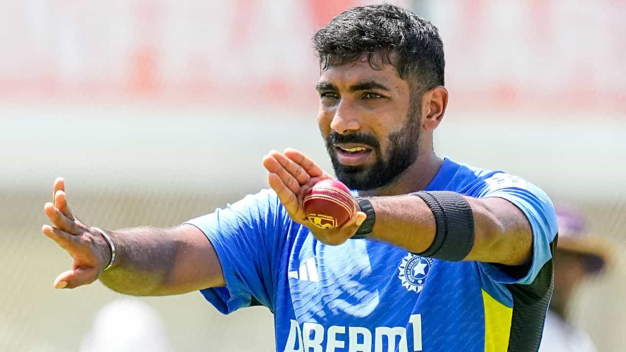 Jasprit Bumrah: বুমরাকে ছাড়া খেলতে শেখো... মেন ইন ব্লুকে 'লক্ষ্য' বোঝালেন দেশের প্রাক্তনী Jasprit Bumrah: বুমরাকে ছাড়া খেলতে শেখো... মেন ইন ব্লুকে 'লক্ষ্য' বোঝালেন দেশের প্রাক্তনী