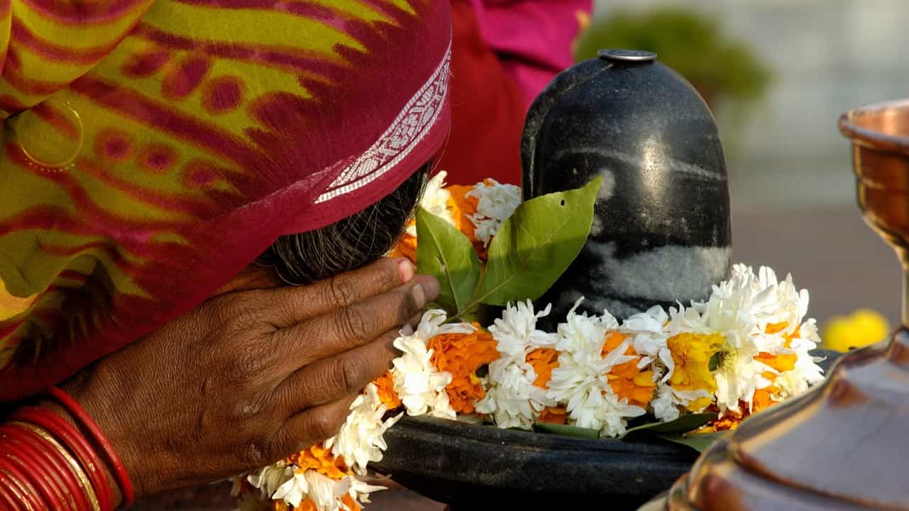 আজ মহাশিবরাত্রি। গোটা পৃথিবী জুড়ে পূজিত হবেন দেবাদিদেব মহাদেব। শুধুমাত্র ভারতেই হাজার হাজার ছোট-বড় শিব মন্দির রয়েছে। এর মধ্যে শিব পুরাণে উল্লেখ করা হয়েছে ১২টি জ্যোতির্লিঙ্গের। যার মধ্যে গুজরাটের সোমনাথ মন্দির, অন্ধ্রপ্রদেশের মল্লিকার্জুনা স্বামী মন্দির, মধ্যপ্রদেশের মহাকালেশ্বর, ওমকারেশ্বর, উত্তরাখণ্ডের কেদারনাথ, উত্তরপ্রদেশের কাশী বিশ্বনাথ উল্লেখযোগ্য।