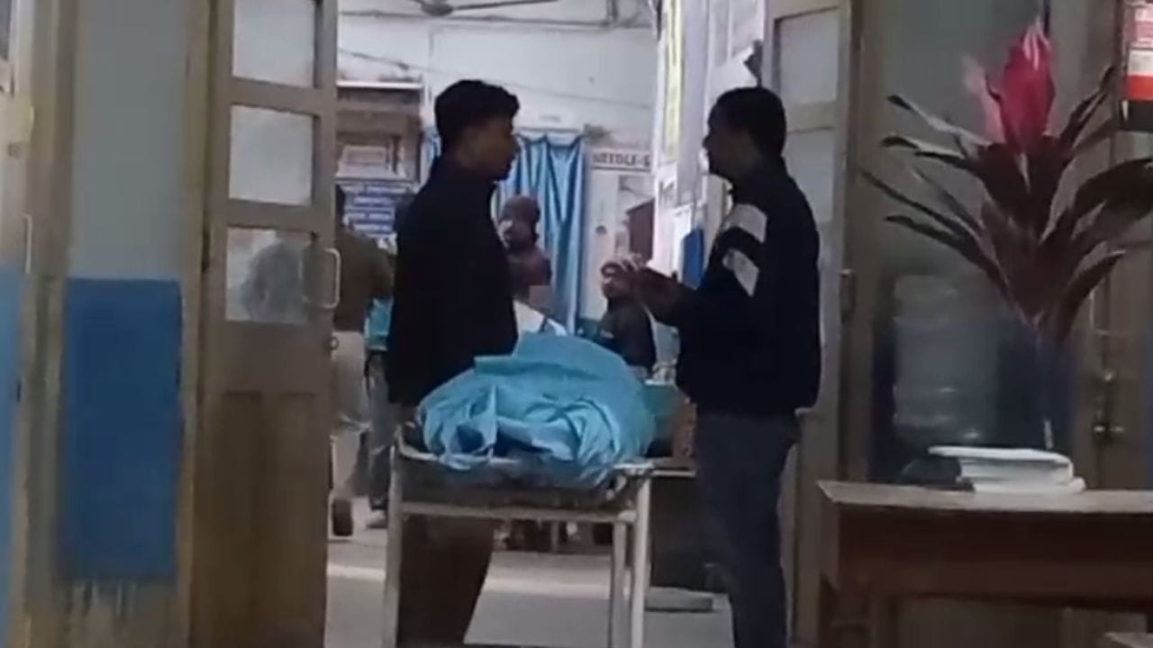 MAKAUT: বিশ্ববিদ্যালয়ের ছাদ থেকে ঝাঁপ দিয়েছিলেন, MAKAUT-এর সেই কলেজ ছাত্রীর মৃত্যু MAKAUT: বিশ্ববিদ্যালয়ের ছাদ থেকে ঝাঁপ দিয়েছিলেন, MAKAUT-এর সেই কলেজ ছাত্রীর মৃত্যু