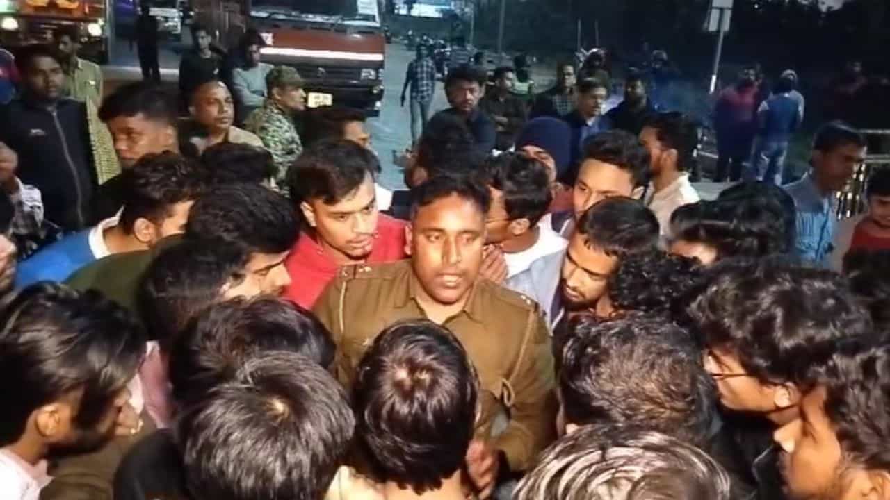 MAKAUT: শিক্ষকের সঙ্গে সমস্যা? MAKAUT-এর পাঁচতলা থেকে ঝাঁপ ছাত্রীর, ছাত্রকে বিয়ে বিতর্কের পর ফের খবরে বিশ্ববিদ্যালয় MAKAUT: শিক্ষকের সঙ্গে সমস্যা? MAKAUT-এর পাঁচতলা থেকে ঝাঁপ ছাত্রীর, ছাত্রকে বিয়ে বিতর্কের পর ফের খবরে বিশ্ববিদ্যালয়
