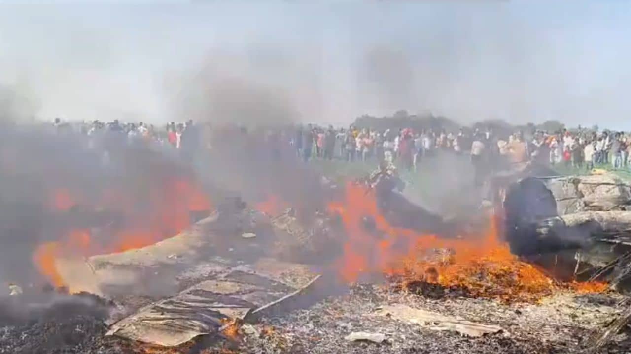 Madhya Pradesh Plane Crash: দাউদাউ করে লাগল আগুন! মাঝ আকাশ থেকে খসে পড়ল বায়ুসেনার বিমান