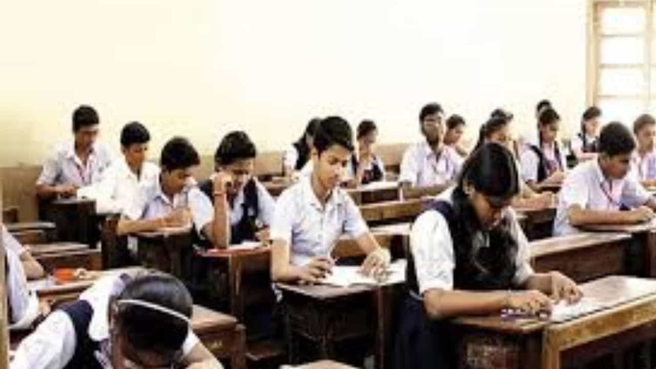Madhyamik Exam 2025: চলছে মাধ্যমিক, মোবাইল থাকলেই সোজা পরীক্ষা বাতিল Madhyamik Exam 2025: চলছে মাধ্যমিক, মোবাইল থাকলেই সোজা পরীক্ষা বাতিল