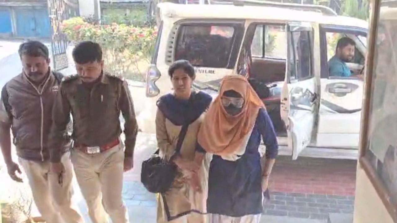 Madhyamik Pariksha: অ্যাডমিট কার্ডের সঙ্গে ছাত্রীর ছবি মেলাতেই চোখ কপালে পর্যবেক্ষকের, এ কী এটা কে?