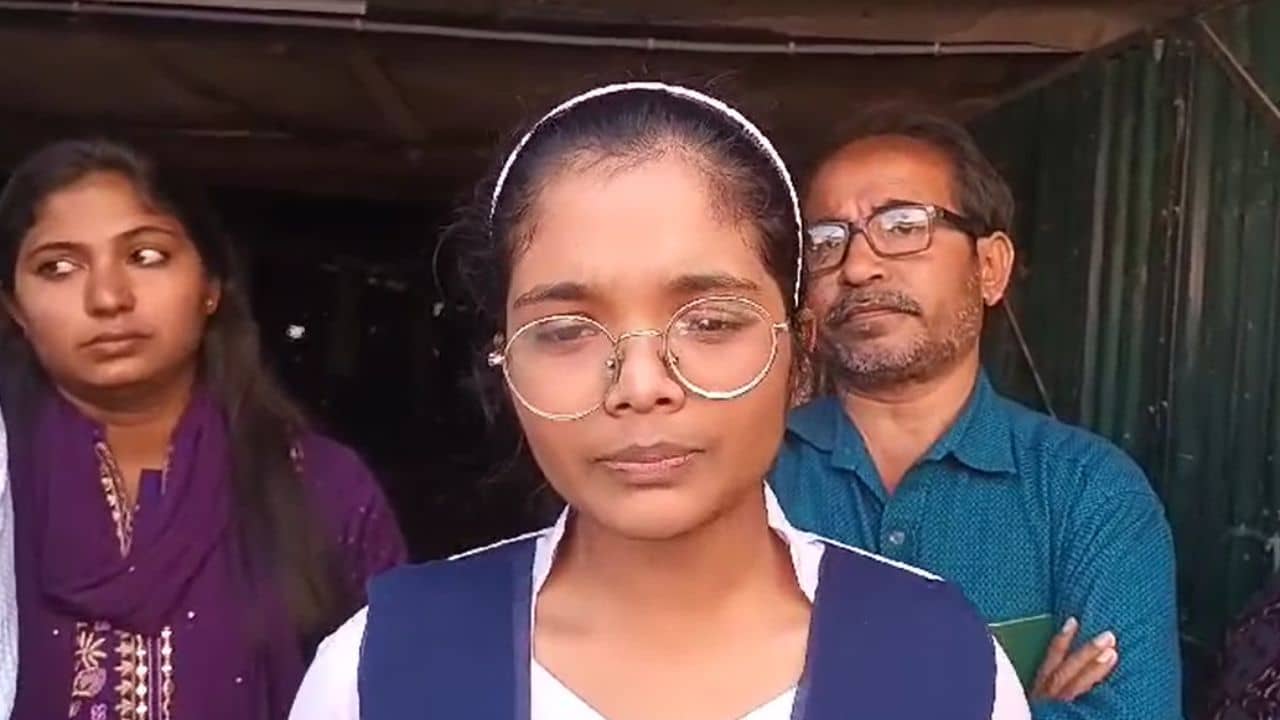 Madhyamik examinee: বাড়িতে বাবার মৃতদেহ, চোখের জল আটকে মাধ্যমিক পরীক্ষা দিতে এল মুসকান