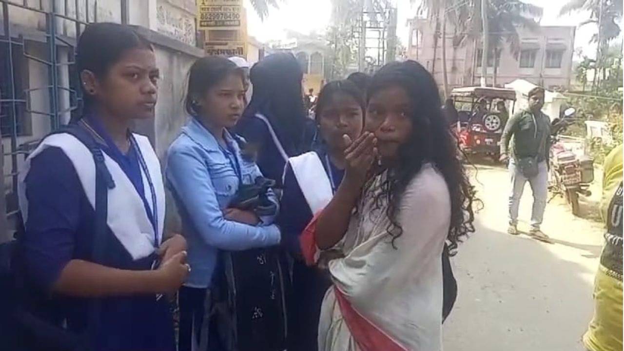 Madhyamik examinee: বাবা-ই ছিল অনুপ্রেরণা, মনের জোরে পরীক্ষাকেন্দ্রে সদ্য পিতৃহারা প্রিয়া