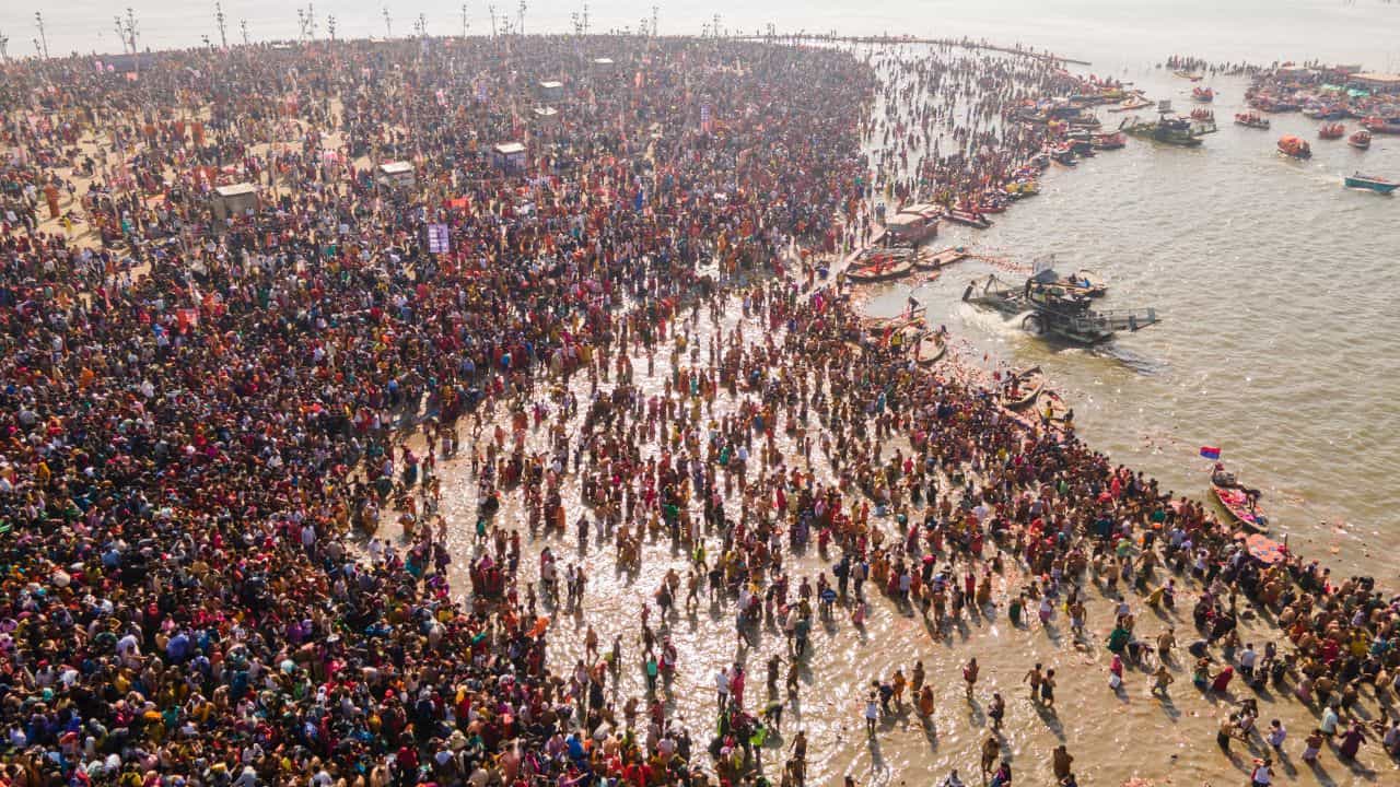 Maha Kumbh Mela: গুনে শেষ করা যাবে না, শুধু মাথার ভিড়! কুম্ভে এখনও পর্যন্ত কতজন 'পাপ ধুলেন' জানেন? Maha Kumbh Mela: গুনে শেষ করা যাবে না, শুধু মাথার ভিড়! কুম্ভে এখনও পর্যন্ত কতজন 'পাপ ধুলেন' জানেন?
