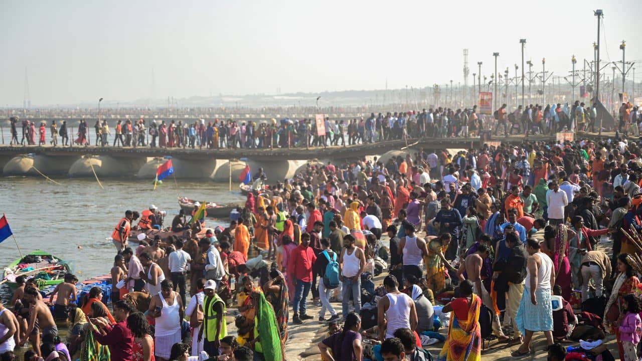 Maha Kumbh Mela: মহাকুম্ভে ঘুরে বেড়াচ্ছে পাকিস্তানি! কোন উদ্দেশ্য সাধনে এসেছে তারা?