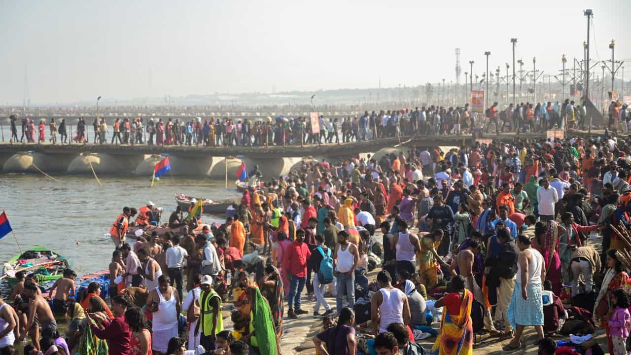 Maha Kumbh Mela: মহাকুম্ভে ঘুরে বেড়াচ্ছে পাকিস্তানি! কোন উদ্দেশ্য সাধনে এসেছে তারা?