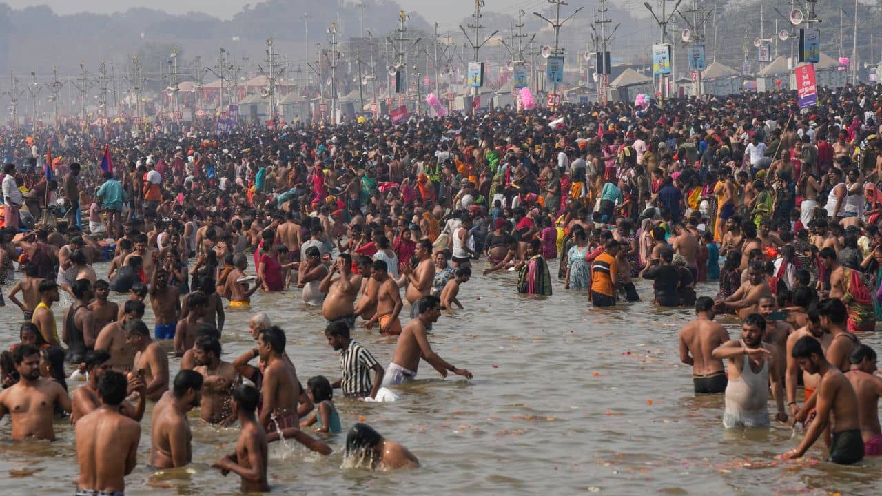 Maha Kumbh: আজ থেকেই কমছে ভাড়া, এবার বিমানে উড়ে যান মহাকুম্ভে