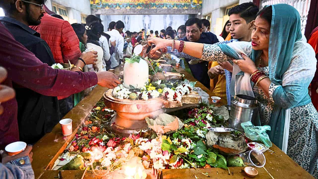 Maha Shivratri Celebrations in India: পূণ্যলাভের শেষ সুযোগ, ঝাঁপিয়ে পড়লেন ভক্তরা; মহাকুম্ভের স্নান সেরেই দে ছুট মহাদেবের দরবারে Maha Shivratri Celebrations in India: পূণ্যলাভের শেষ সুযোগ, ঝাঁপিয়ে পড়লেন ভক্তরা; মহাকুম্ভের স্নান সেরেই দে ছুট মহাদেবের দরবারে