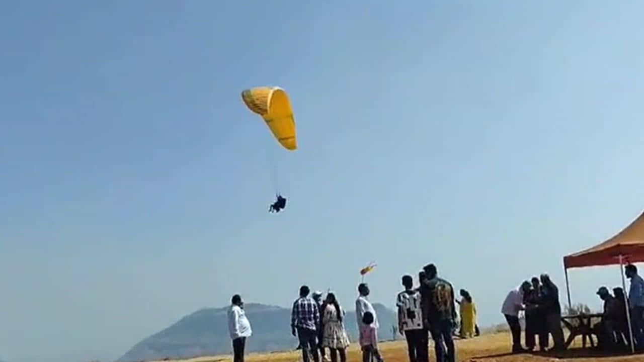 Video: রাস্তায় জ্যাম, পাহাড় থেকে ঝাঁপ দিয়ে প্যারাগ্লাইড করে পরীক্ষার হলে তরুণ, দেখুন ভিডিয়ো
