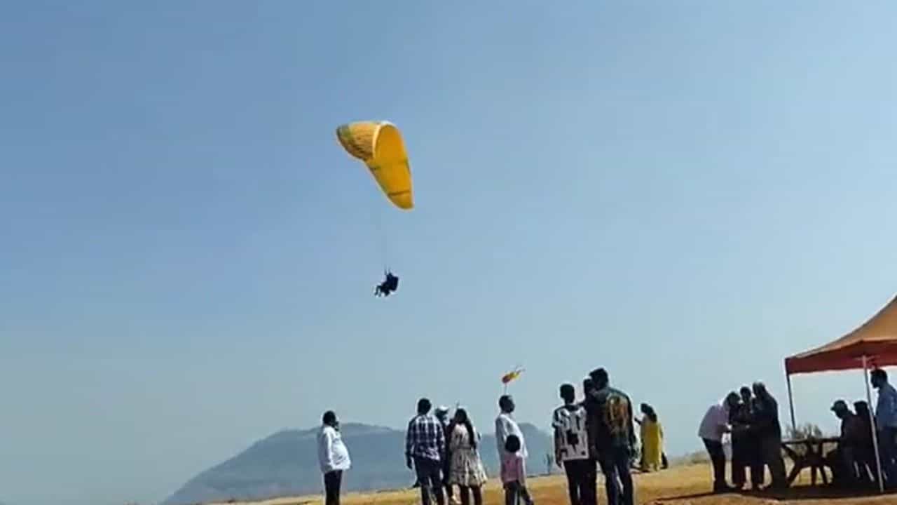 Video: রাস্তায় জ্যাম, পাহাড় থেকে ঝাঁপ দিয়ে প্যারাগ্লাইড করে পরীক্ষার হলে তরুণ, দেখুন ভিডিয়ো Video: রাস্তায় জ্যাম, পাহাড় থেকে ঝাঁপ দিয়ে প্যারাগ্লাইড করে পরীক্ষার হলে তরুণ, দেখুন ভিডিয়ো