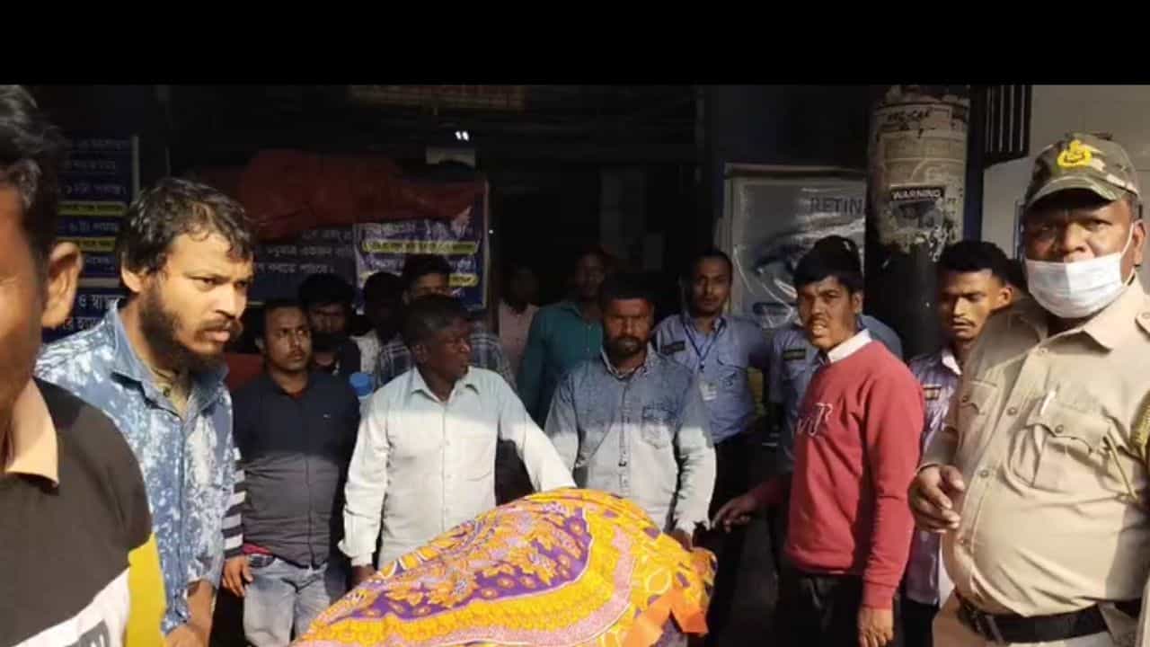 Maldah: চিকিৎসা না পেয়ে মেডিক্যালে যুবতীর মৃত্যু, অভিযোগ গেল মুখ্যমন্ত্রীর কাছে Maldah: চিকিৎসা না পেয়ে মেডিক্যালে যুবতীর মৃত্যু, অভিযোগ গেল মুখ্যমন্ত্রীর কাছে