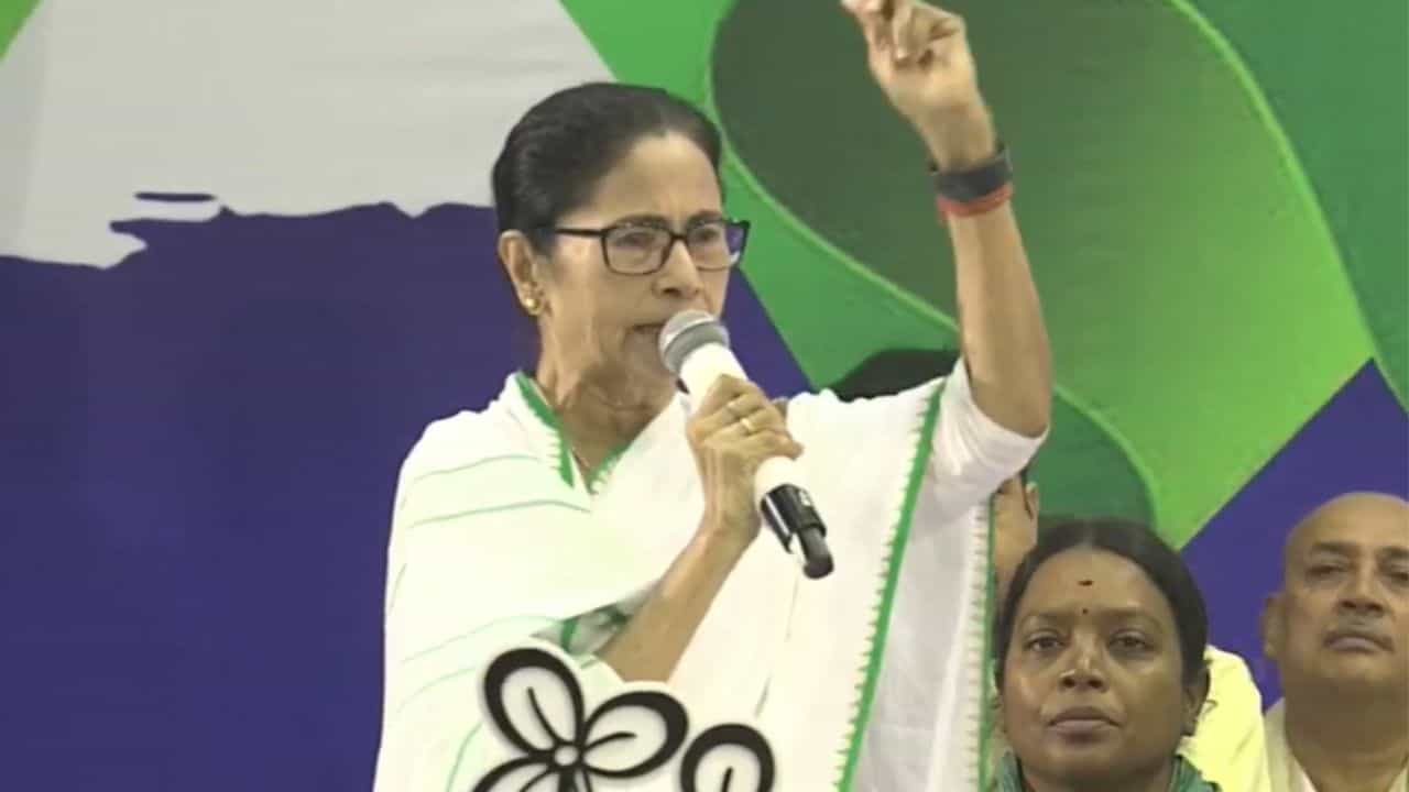 TMC Mega Meeting: 'খেলা আবার হবে, ২৬-এর খেলা আরও জোরে মারতে হবে' TMC Mega Meeting: 'খেলা আবার হবে, ২৬-এর খেলা আরও জোরে মারতে হবে'