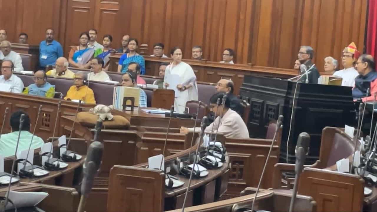 West Bengal Assembly: রাত পোহালেই বাজেট অধিবেশনের সেকেন্ড ইনিংস, কোন বড় সিদ্ধান্ত হতে চলেছে বিধানসভায়? West Bengal Assembly: রাত পোহালেই বাজেট অধিবেশনের সেকেন্ড ইনিংস, কোন বড় সিদ্ধান্ত হতে চলেছে বিধানসভায়?