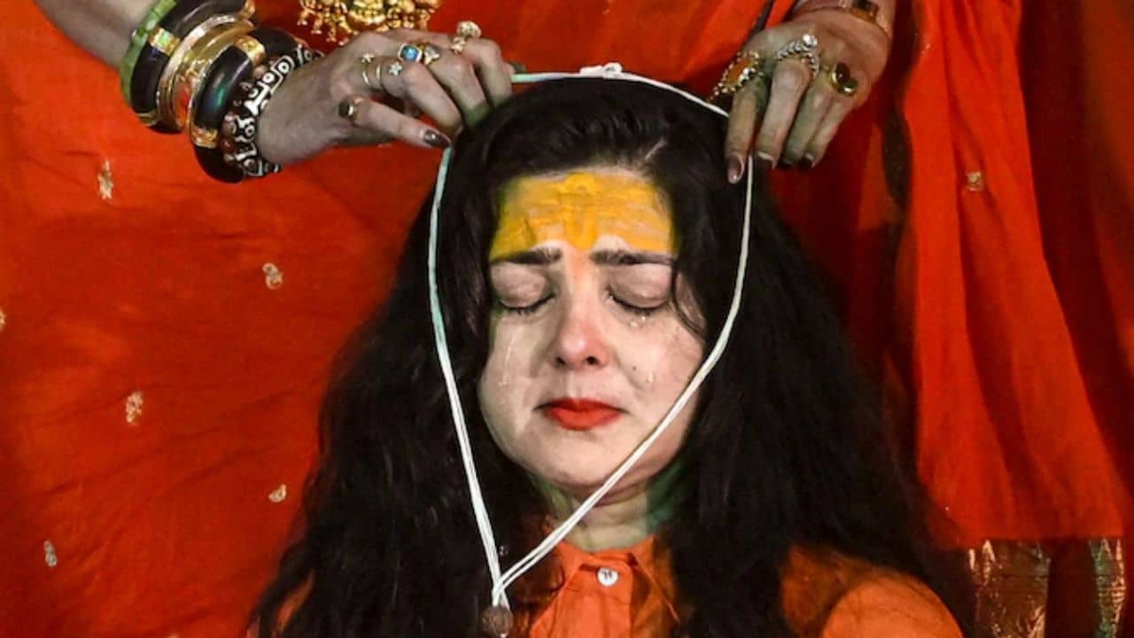 মমতার চরম অর্থকষ্ট! আখড়া থেকে বহিষ্কার হয়ে ভেঙে পড়লেন কান্নায়