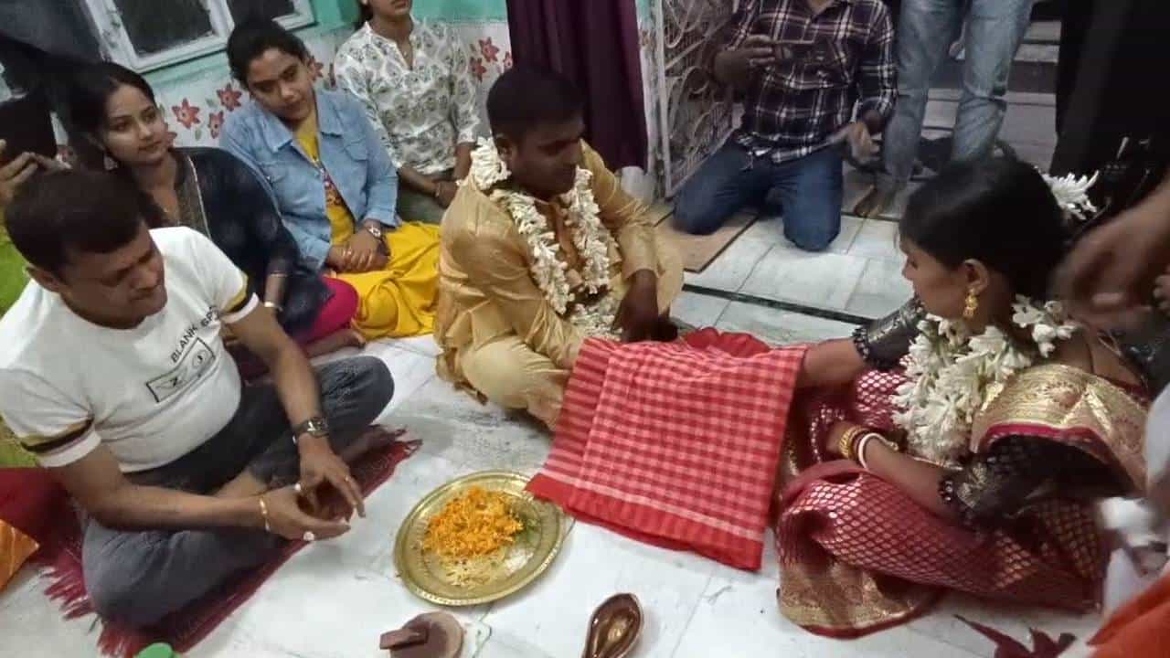 Wedding in Police Station: বাজল সানাই, এক হল চারহাত, কবজি ডুবিয়ে চলল খাওয়া-দাওয়া! থানাতেই নিজ হাতে সিভিকের বিয়ে দিলেন দিলেন ‘বড়বাবু’ Wedding in Police Station: বাজল সানাই, এক হল চারহাত, কবজি ডুবিয়ে চলল খাওয়া-দাওয়া! থানাতেই নিজ হাতে সিভিকের বিয়ে দিলেন দিলেন ‘বড়বাবু’
