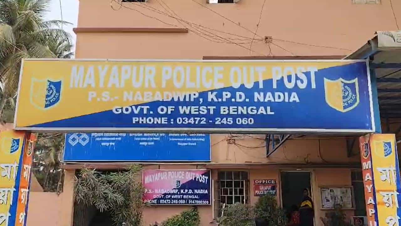 Police: মায়াপুরে জোর শোরগোল! পুলিশ ব্যারাক থেকে উদ্ধার পুলিশ কর্মীর ঝুলন্ত দেহ Police: মায়াপুরে জোর শোরগোল! পুলিশ ব্যারাক থেকে উদ্ধার পুলিশ কর্মীর ঝুলন্ত দেহ
