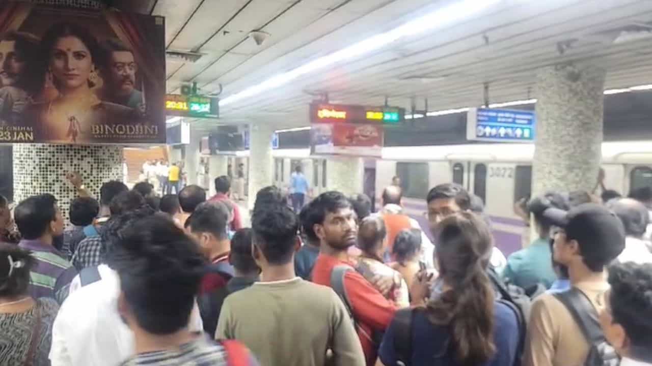 Esplanade metro station: দক্ষিণেশ্বগামী মেট্রো ঢুকতেই মরণঝাঁপ যুবকের, এসপ্ল্যানেড স্টেশনে হইহই Esplanade metro station: দক্ষিণেশ্বগামী মেট্রো ঢুকতেই মরণঝাঁপ যুবকের, এসপ্ল্যানেড স্টেশনে হইহই