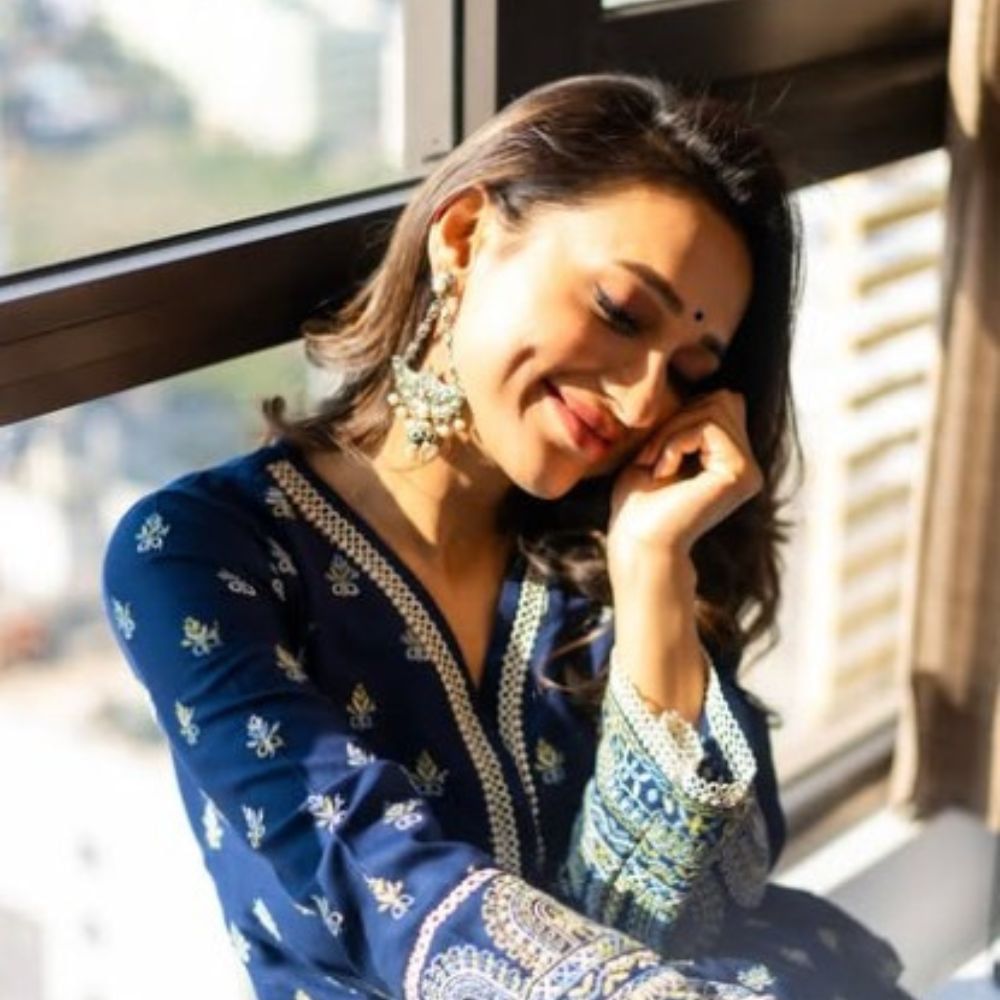 অন্যদিকে মিমি রইলেন নিজের ছন্দে। নীল রঙের সালোয়ারে বসন্তের রোদে ছিমছাম লুকে ধরা দিলেন মিমি। সঙ্গে মন ভোলানো মিষ্টি হাসি। Photo: Instagram