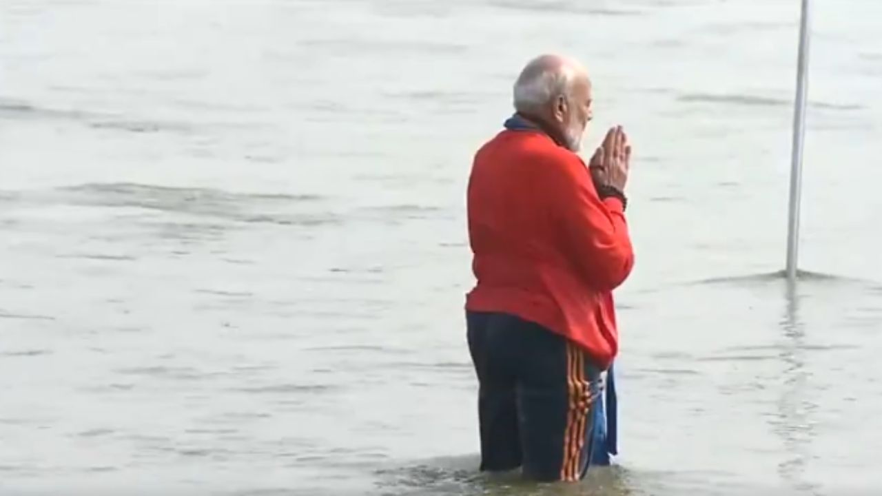 দিল্লি বিধানসভা নির্বাচনের মাঝেই আজ উত্তর প্রদেশে মহাকুম্ভে যান প্রধানমন্ত্রী মোদী। 