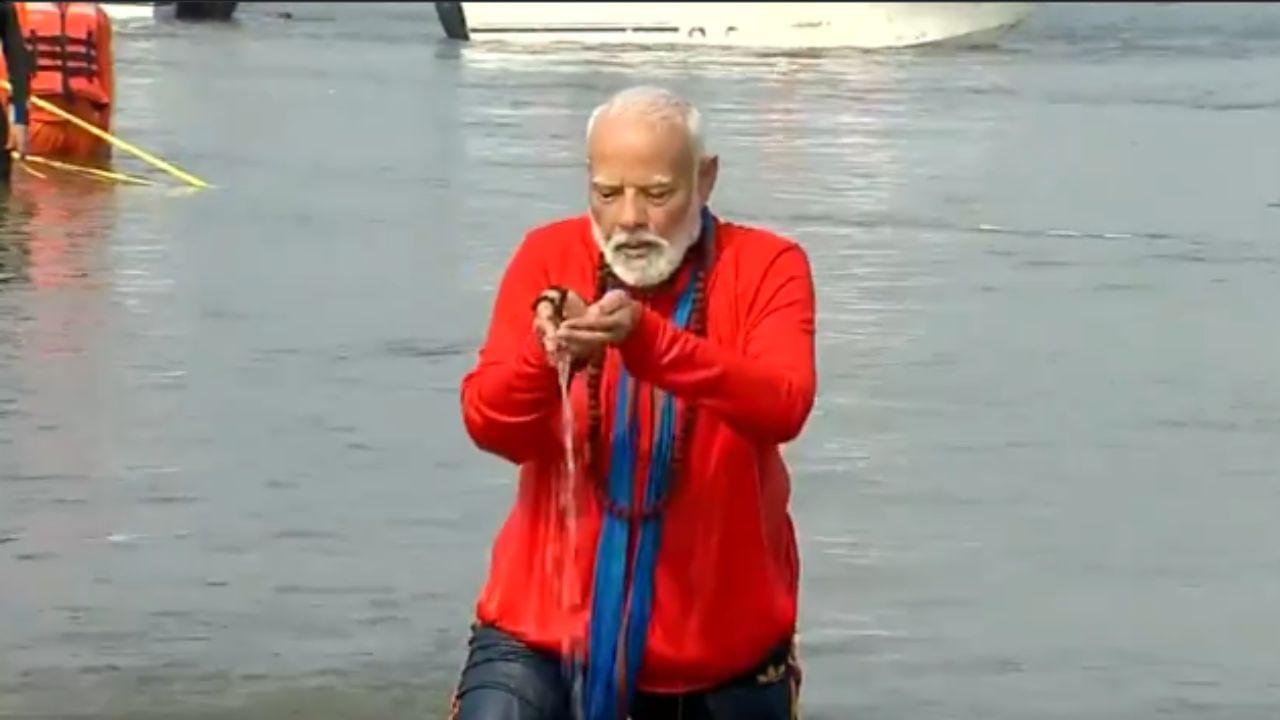 আজ মহাকুম্ভে ৩৭ লক্ষ পুণ্যার্থীর ডুব দেওয়ার কথা। 