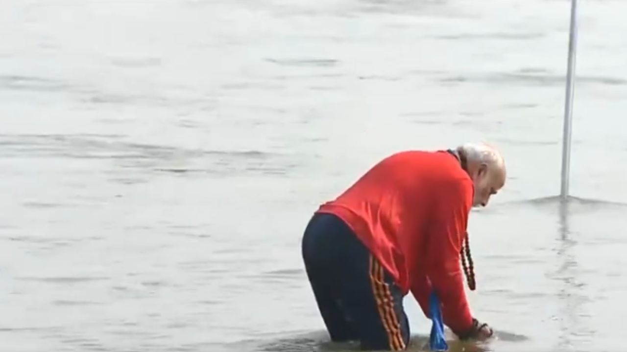 স্নান শেষে কুম্ভে আগত সাধু-সন্ন্যাসীদের সঙ্গে দেখা করবেন প্রধানমন্ত্রী। তাদের সঙ্গে কথা বলবেন।