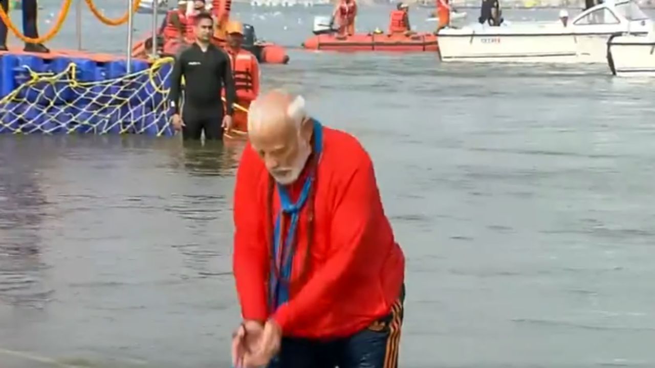 স্নানের শুরুতেই তিনি সূর্যকে জল দান করেন। 