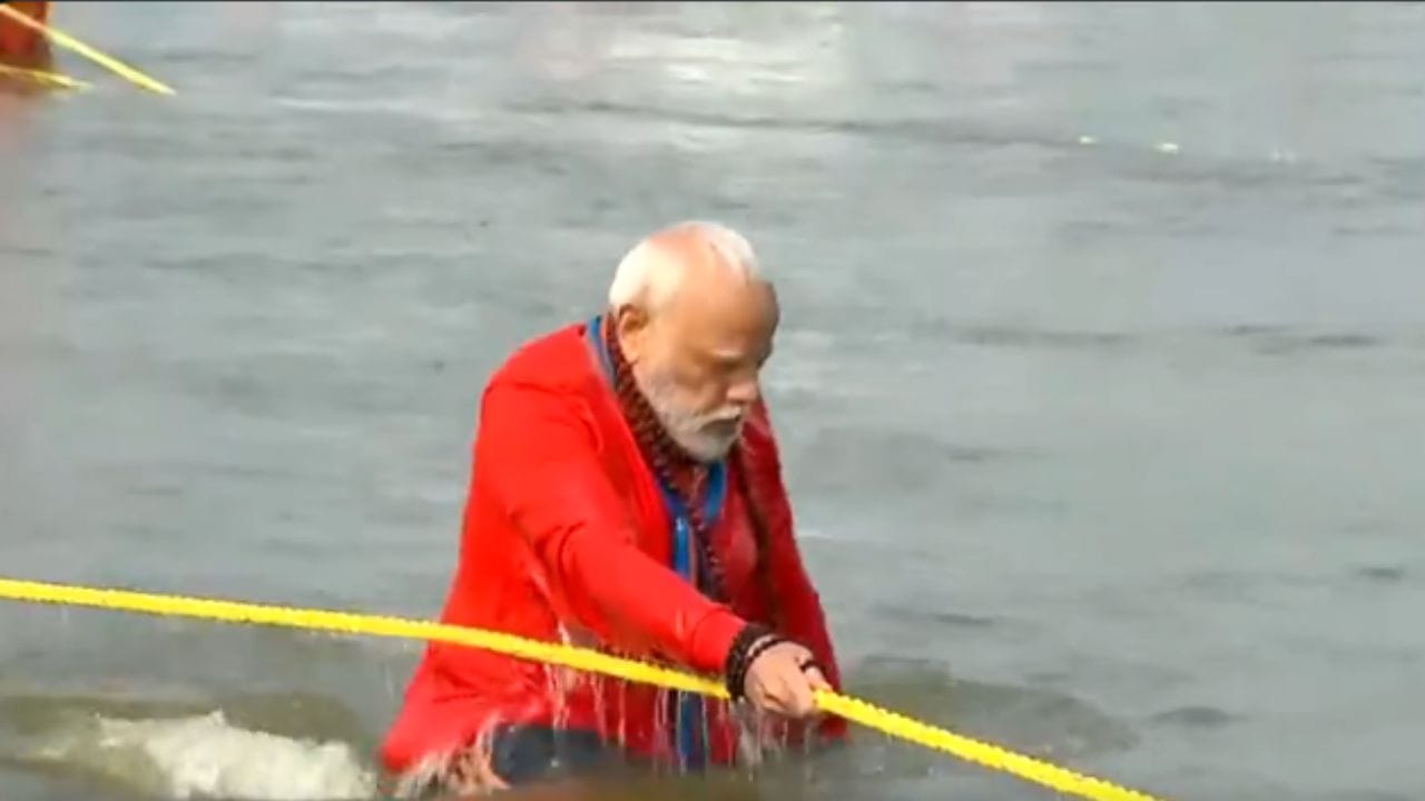 এরপর দড়ি ধরে গঙ্গায় ডুব দেন। 