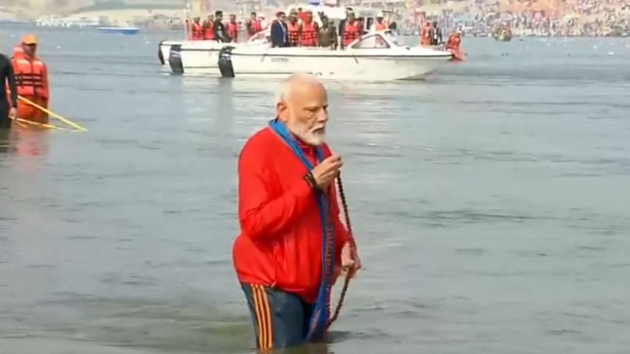 মৌনি অমাবস্যায় পুণ্যস্নান করতে গিয়ে পদপিষ্ট হয়ে ৩০ জন পুণ্যার্থীর মৃত্যু হয়েছিল। সেই ঘটনায় গভীর উদ্বেগ ও শোক প্রকাশ করেছিলেন প্রধানমন্ত্রী। 