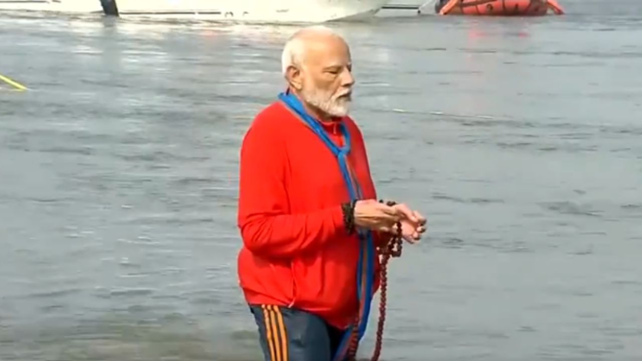 পুণ্যস্নানের পর গঙ্গায় দাঁড়িয়ে প্রধানমন্ত্রীকে রুদ্রাক্ষের মালা হাতে নিয়ে জপ করতে দেখা যায়। 