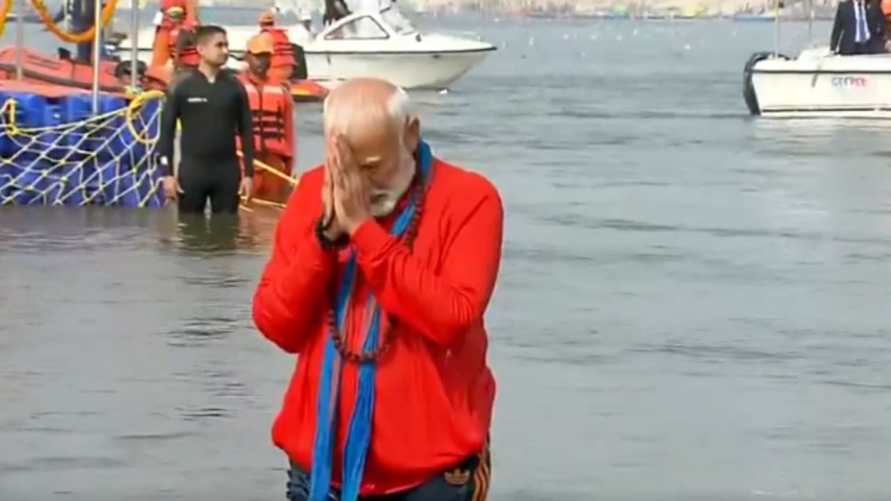 মহাকুম্ভে প্রধানমন্ত্রী নরেন্দ্র মোদী। আজ, ৫ ফেব্রুয়ারি তিনি প্রয়াগরাজের ত্রিবেণী সঙ্গমে পুণ্য স্নান করেন। 