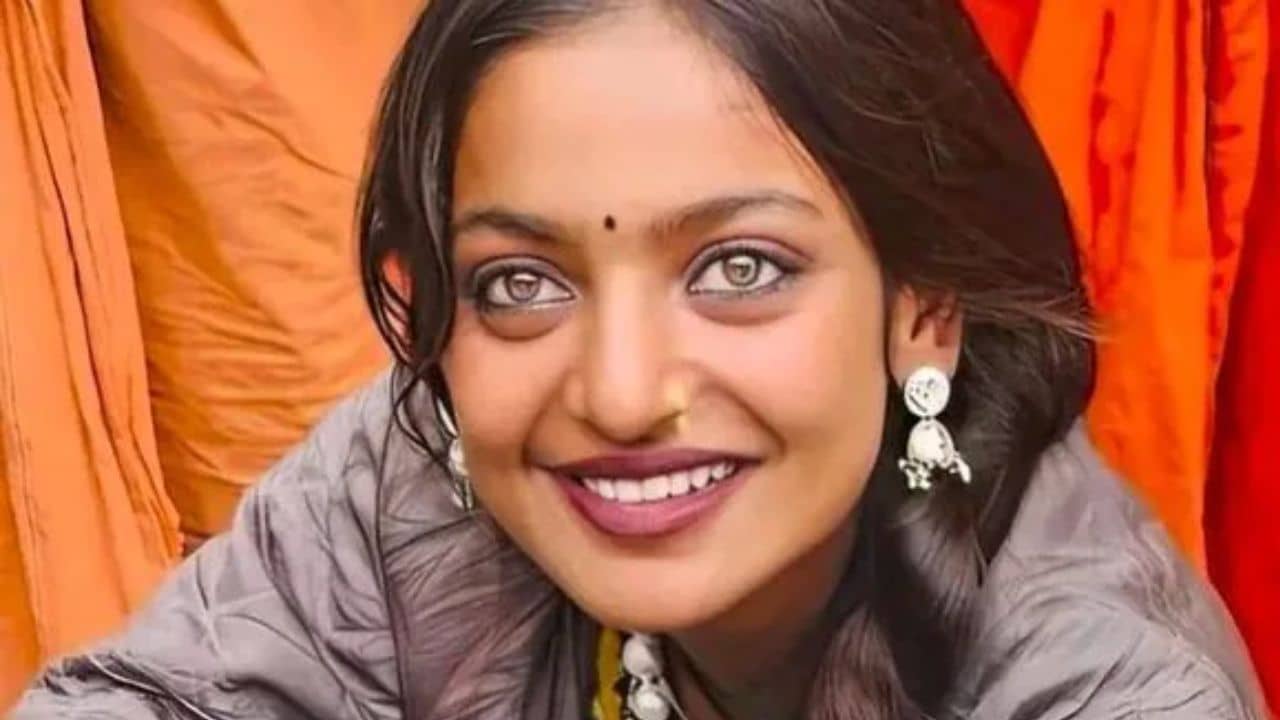 মহাকুম্ভে মহাবদল, মোনালিসাকে দেখলে চেনা দায়! এখন কী করছেন ভাইরাল কন্যা?
