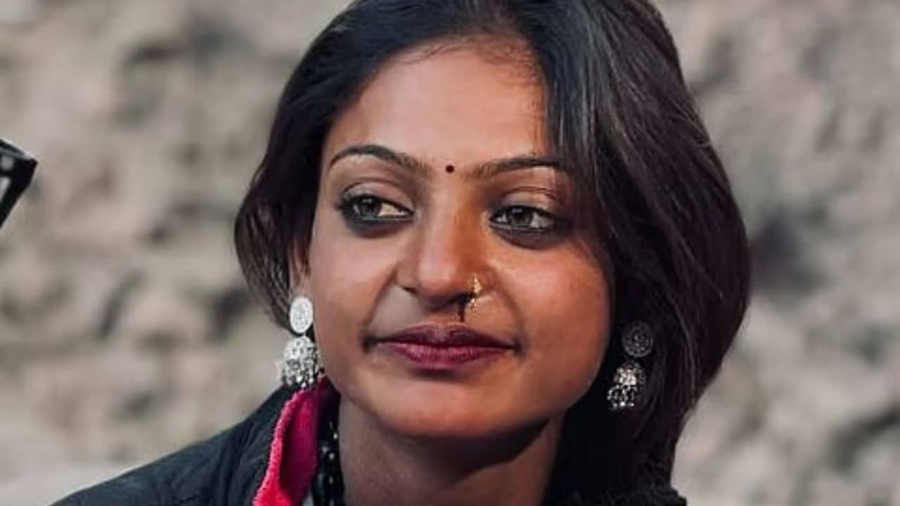 মহাকুম্ভে মালা বেচে চলত না মোনালিসার সংসার! বলিউডে পা দিয়ে কত টাকা হাঁকালেন ভাইরাল কন্যা?