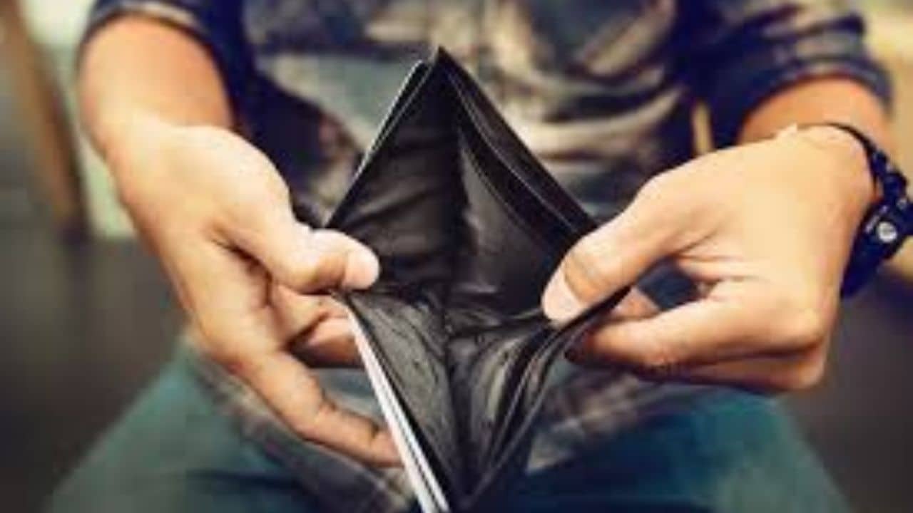 টাকা থাকছে না হাতে? ঘুমের আগে এটা বললেই কেল্লাফতে!