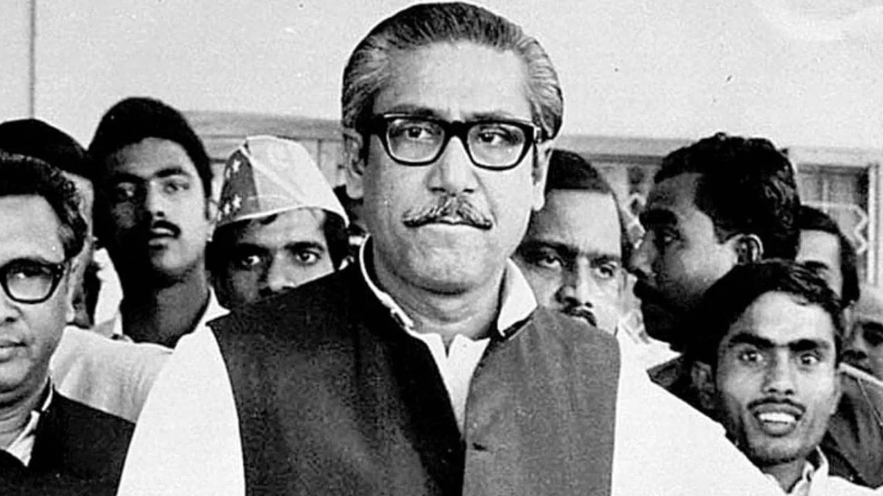 Sheikh Mujibur Rahman: মুজিবের রক্তাক্ত দেহ গোসল করানোর জন্য সাবান পাওয়া যায়নি সেদিন, কী করেছিল বাংলাদেশ সেনা?