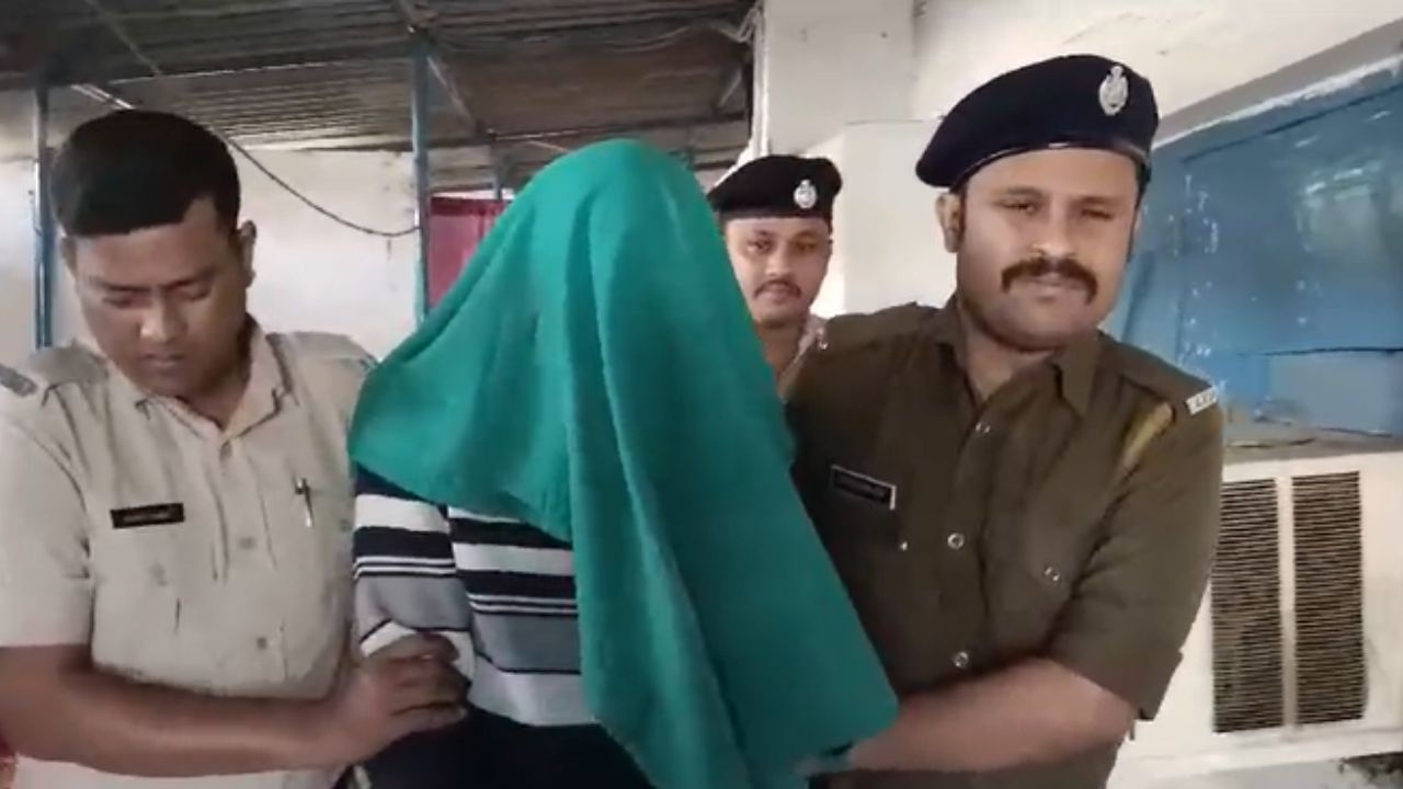 Murshidabad: এক রাতে মুর্শিদাবাদের যুবকের থেকে ১৪ লক্ষেরও বেশি 'সম্পত্তি' উদ্ধার Murshidabad: এক রাতে মুর্শিদাবাদের যুবকের থেকে ১৪ লক্ষেরও বেশি 'সম্পত্তি' উদ্ধার