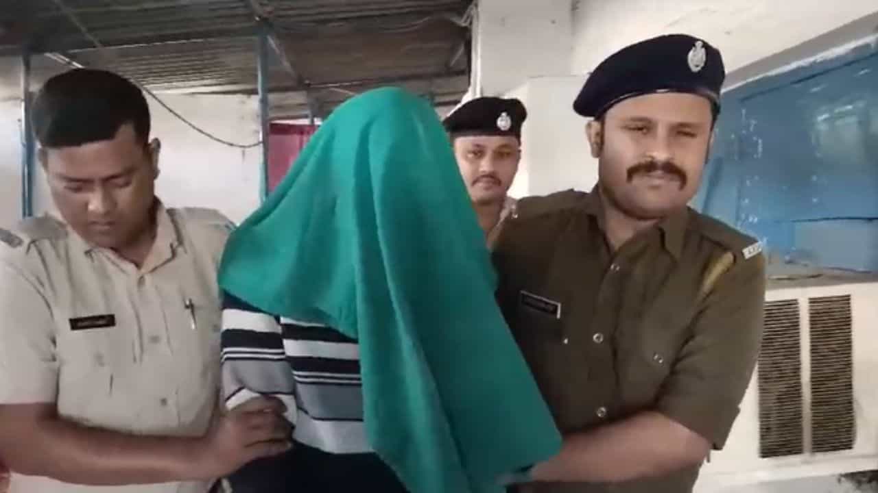 Murshidabad: এক রাতে মুর্শিদাবাদের যুবকের থেকে ১৪ লক্ষেরও বেশি 'সম্পত্তি' উদ্ধার Murshidabad: এক রাতে মুর্শিদাবাদের যুবকের থেকে ১৪ লক্ষেরও বেশি 'সম্পত্তি' উদ্ধার