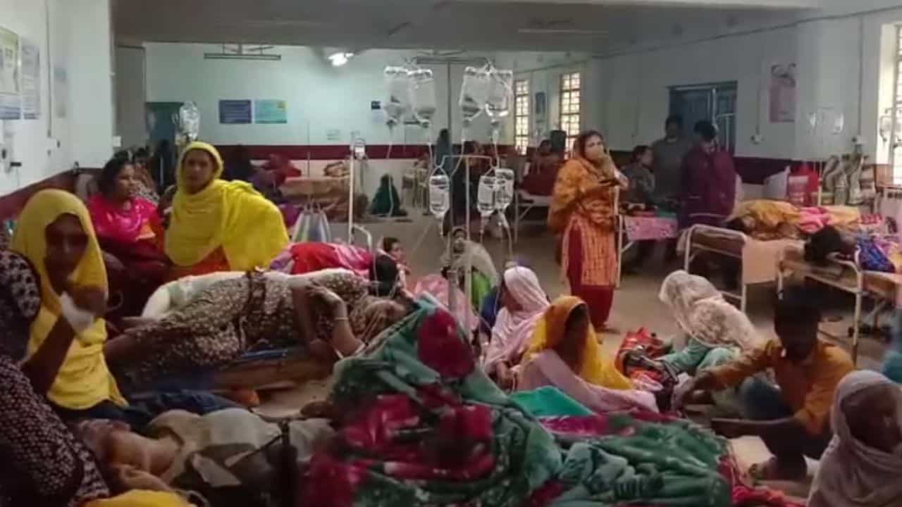 Nadia: কারও গা পাকিয়ে উঠছে বমি, কারও পেটে ব্যথা, খিচুড়িই কি সর্বনাশ করল ওঁদের? Nadia: কারও গা পাকিয়ে উঠছে বমি, কারও পেটে ব্যথা, খিচুড়িই কি সর্বনাশ করল ওঁদের?