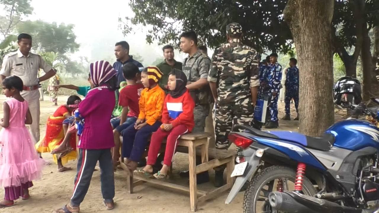 Saraswati Puja: যোগেশের পর নদিয়ার প্রাইমারি স্কুল, হুমকির মুখে পুলিশি পাহারাতেই চলল সরস্বতী পুজো