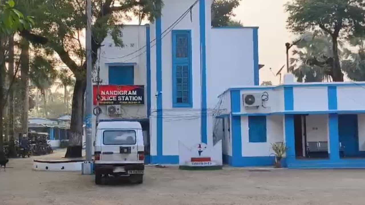 Nandigram: নন্দীগ্রামে কলেজ ছাত্রীর পোশাক ধরে টানাটানির অভিযোগ, কাঠগড়ায় BJP কর্মী Nandigram: নন্দীগ্রামে কলেজ ছাত্রীর পোশাক ধরে টানাটানির অভিযোগ, কাঠগড়ায় BJP কর্মী