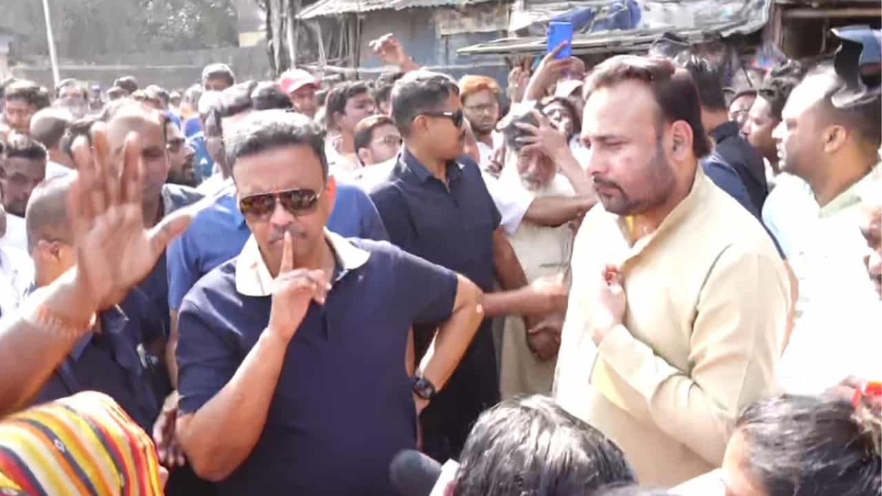 Narkeldanga: আগুন নিভতেই এবার গোষ্ঠী কোন্দল নারকেলডাঙায়, ববির সামনে কাউন্সিলরের বিরুদ্ধে চোর স্লোগান Narkeldanga: আগুন নিভতেই এবার গোষ্ঠী কোন্দল নারকেলডাঙায়, ববির সামনে কাউন্সিলরের বিরুদ্ধে চোর স্লোগান