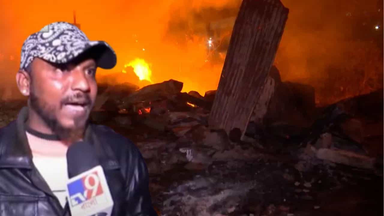 Narkeldanga Fire: দু'মিনিটে আসলে কি সত্যিই এমনটা হত?, আগুনে ঘর খুইয়ে ছাইয়ের স্তূপে দাঁড়িয়ে আকুতি নারকেলডাঙাবাসীর Narkeldanga Fire: দু'মিনিটে আসলে কি সত্যিই এমনটা হত?, আগুনে ঘর খুইয়ে ছাইয়ের স্তূপে দাঁড়িয়ে আকুতি নারকেলডাঙাবাসীর