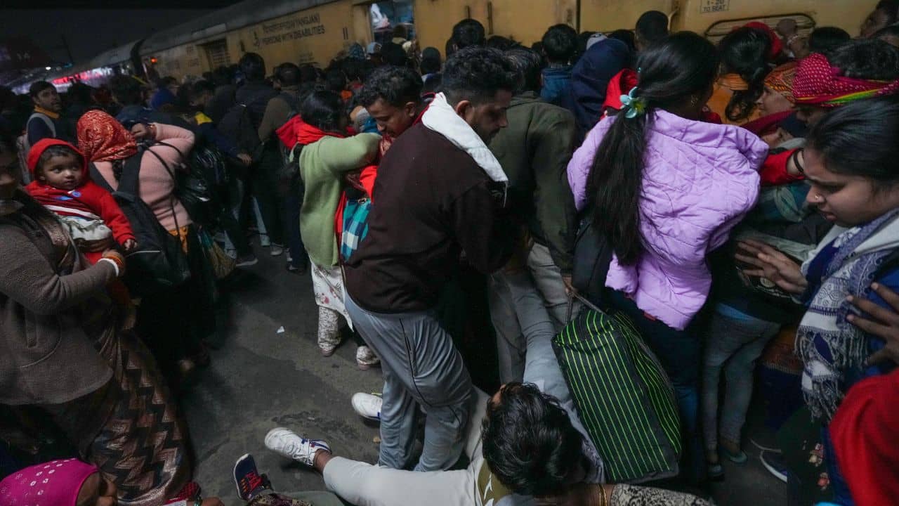New Delhi Station Stampede: স্টেশনেই সব শেষ, কপাল ফুঁড়ে ঢুকেছে পেরেক! সাত বছরের মৃত মেয়েকে দেখে কান্নায় ভাঙলেন বাবা