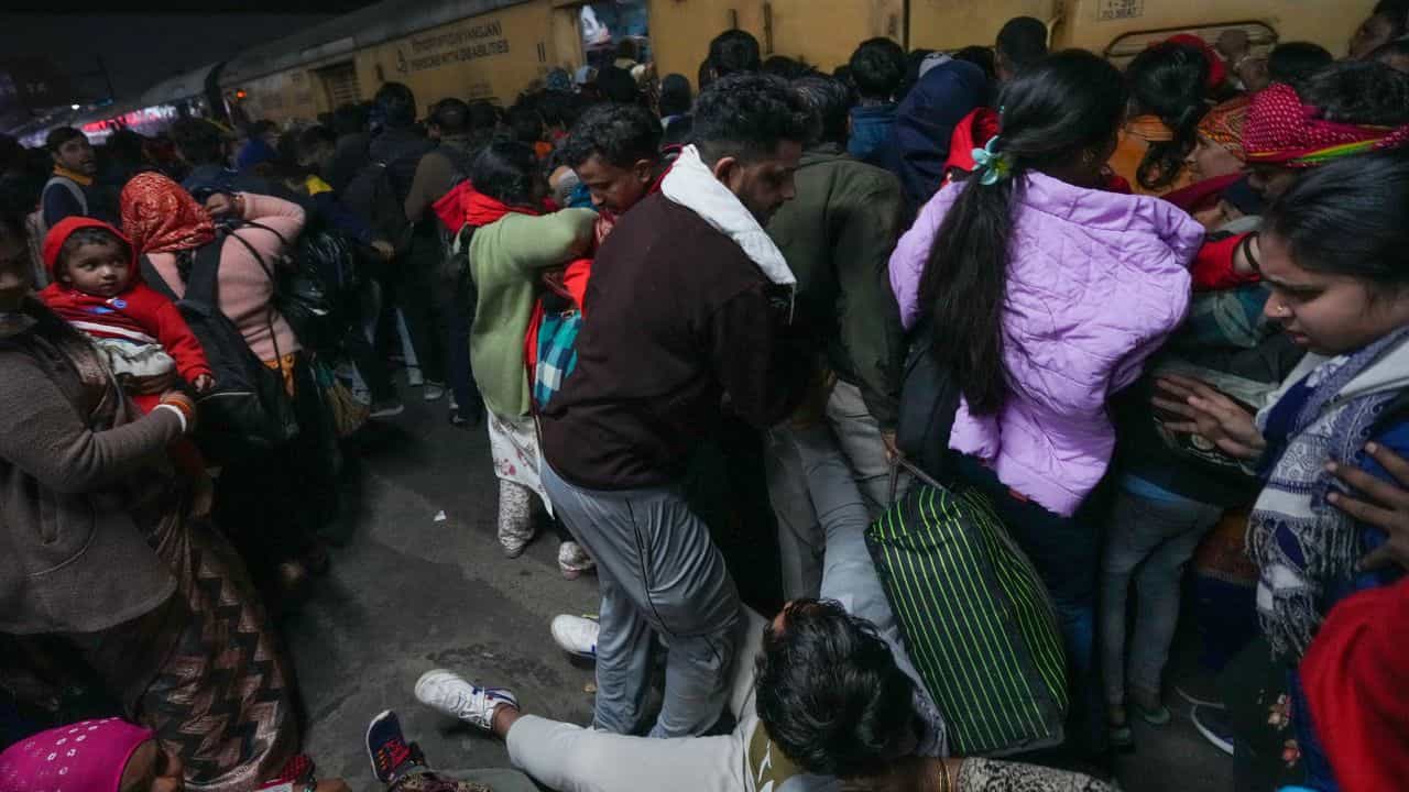 New Delhi Station Stampede: স্টেশনেই সব শেষ, কপাল ফুঁড়ে ঢুকেছে পেরেক! সাত বছরের মৃত মেয়েকে দেখে কান্নায় ভাঙলেন বাবা New Delhi Station Stampede: স্টেশনেই সব শেষ, কপাল ফুঁড়ে ঢুকেছে পেরেক! সাত বছরের মৃত মেয়েকে দেখে কান্নায় ভাঙলেন বাবা