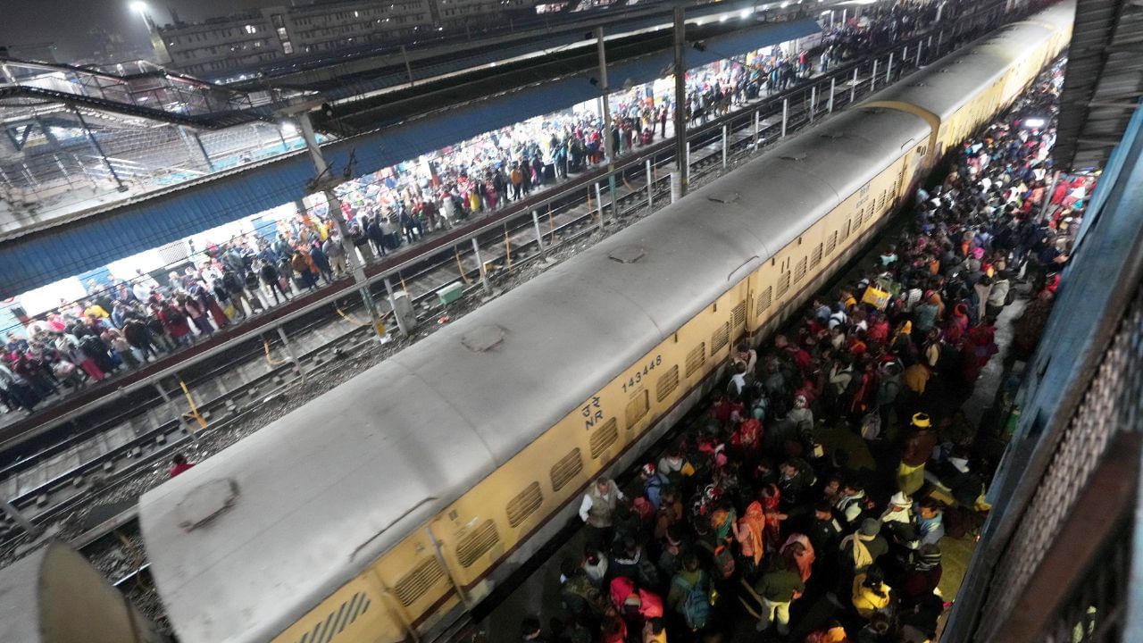 New Delhi Station Stampede: মাত্র ১৫ মিনিট, তাতেই সব শেষ! ১৪ ও ১৫ নম্বর প্ল্যাটফর্মে কী হল যে প্রাণ খোয়াতে হল ১৮ জনকে? New Delhi Station Stampede: মাত্র ১৫ মিনিট, তাতেই সব শেষ! ১৪ ও ১৫ নম্বর প্ল্যাটফর্মে কী হল যে প্রাণ খোয়াতে হল ১৮ জনকে?